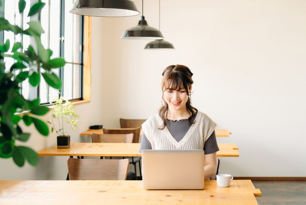 パソコン女性のイメージ